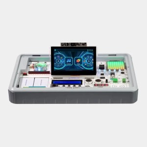 CrowPi 3, plateforme éducative électronique vue en angle avec écran tactile allumé et boutons
