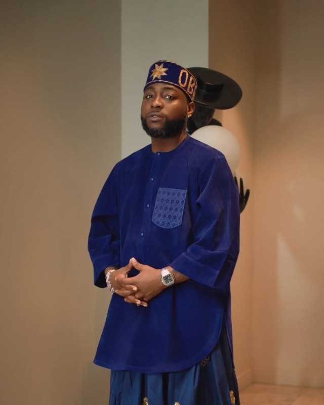 Davido's Royal Blue Traditional Outfit Shows Why Classic Style Never Goes Out of Fashion 1 Davido's Royal Blue Traditional Outfit Shows Why Classic Style Never Goes Out of Fashion