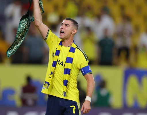 Cristiano Ronaldo Waves Saudi Flag Scarf After Missile Alert Delays Riyadh Football Match Cristiano Ronaldo Waves Saudi Flag Scarf After Missile Alert Delays Riyadh Football Match