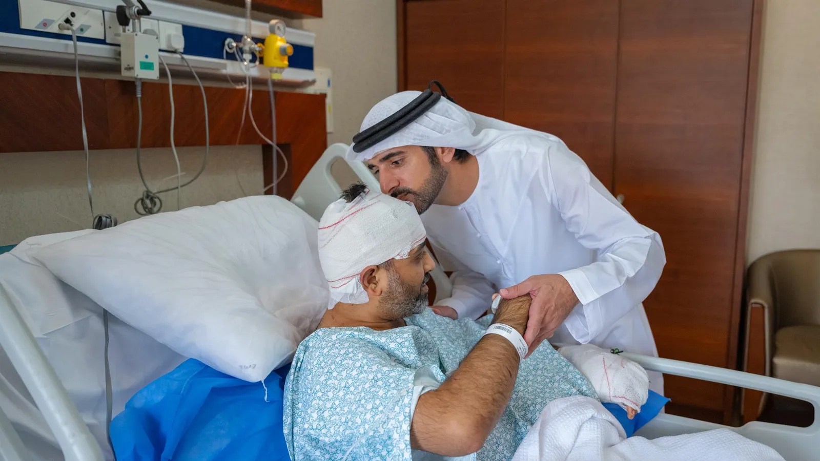 PHOTOS: Hamdan bin Mohammed visits Flydubai pilot and praises his courage