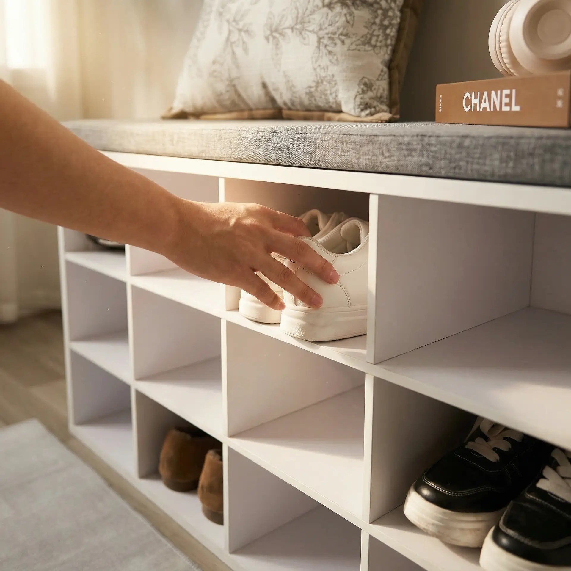 Schoenenbank met 15 vakken en zitkussen. Zitbank van Monza Home