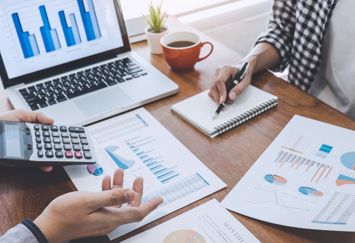 7 Signs Your Business is Thriving and How to Overcome Red Flags