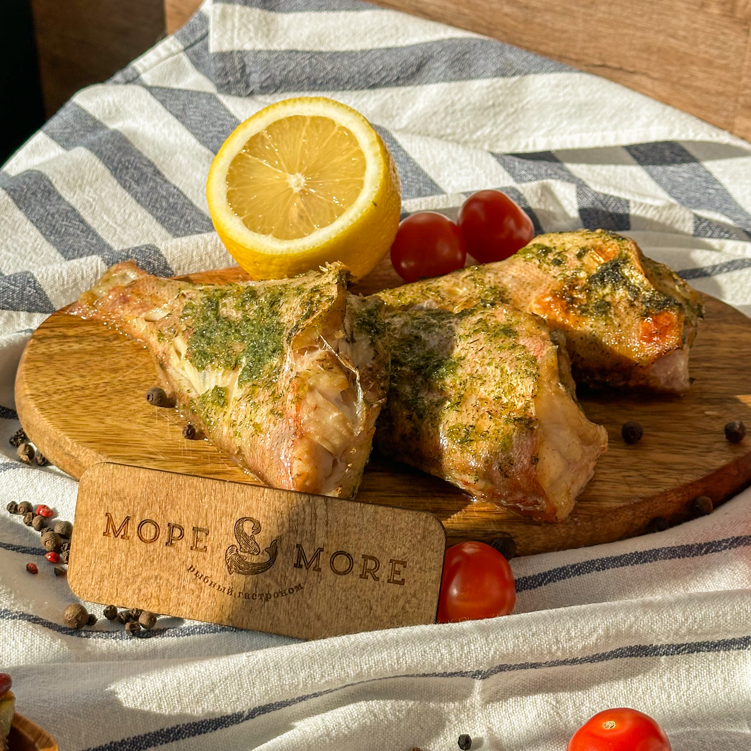 Окунь морской запеченный с чесноком