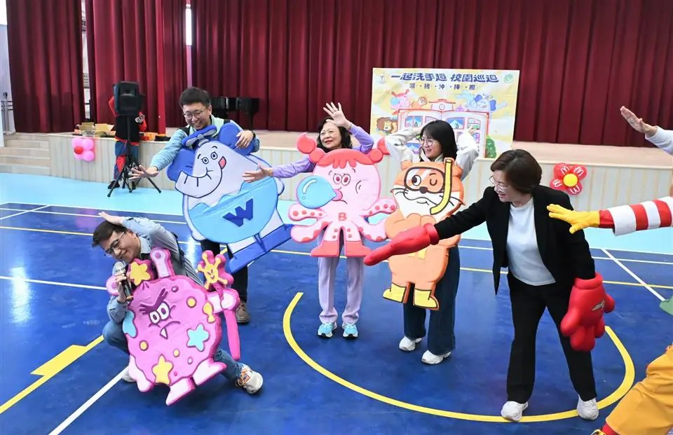 彰化縣長與麥當勞叔叔一同帶領小朋友練習正確洗手