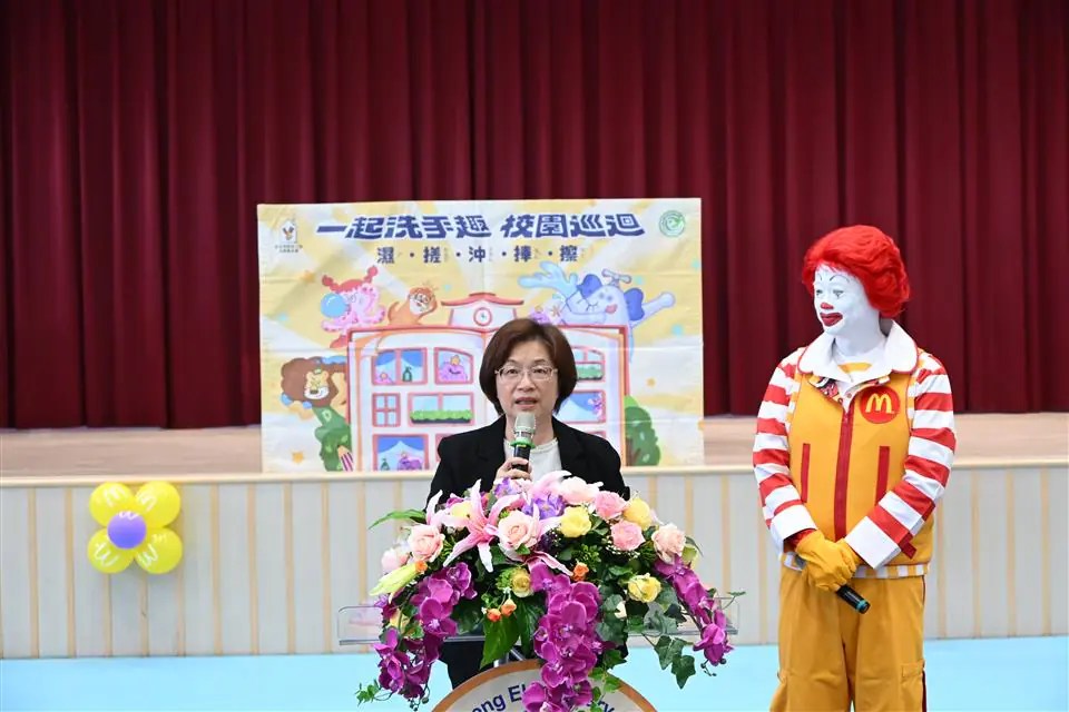 麥當勞叔叔於彰化校園帶領小朋友練習正確洗手步驟。