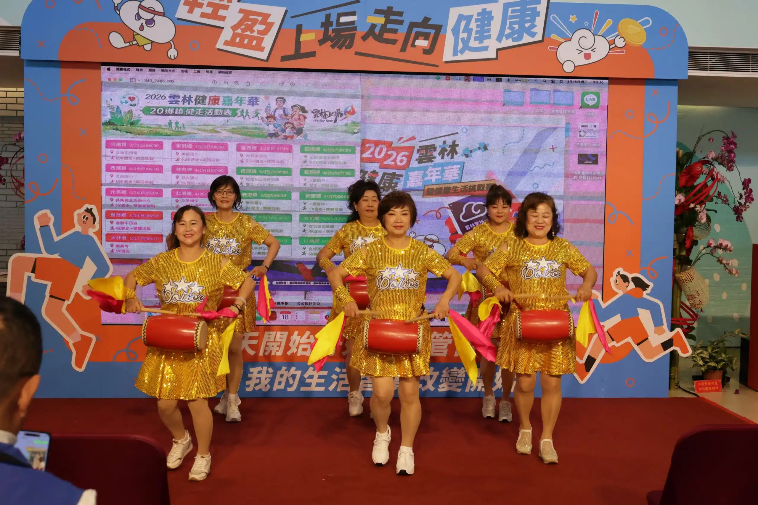 雲林鄉親於綠地步道健走，響應每日行走七千步。