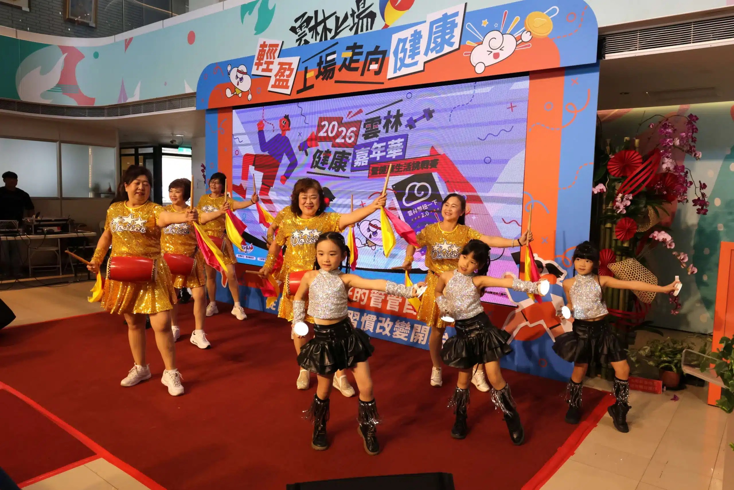 雲林縣民在戶外步道集體健走，響應健康生活挑戰賽。