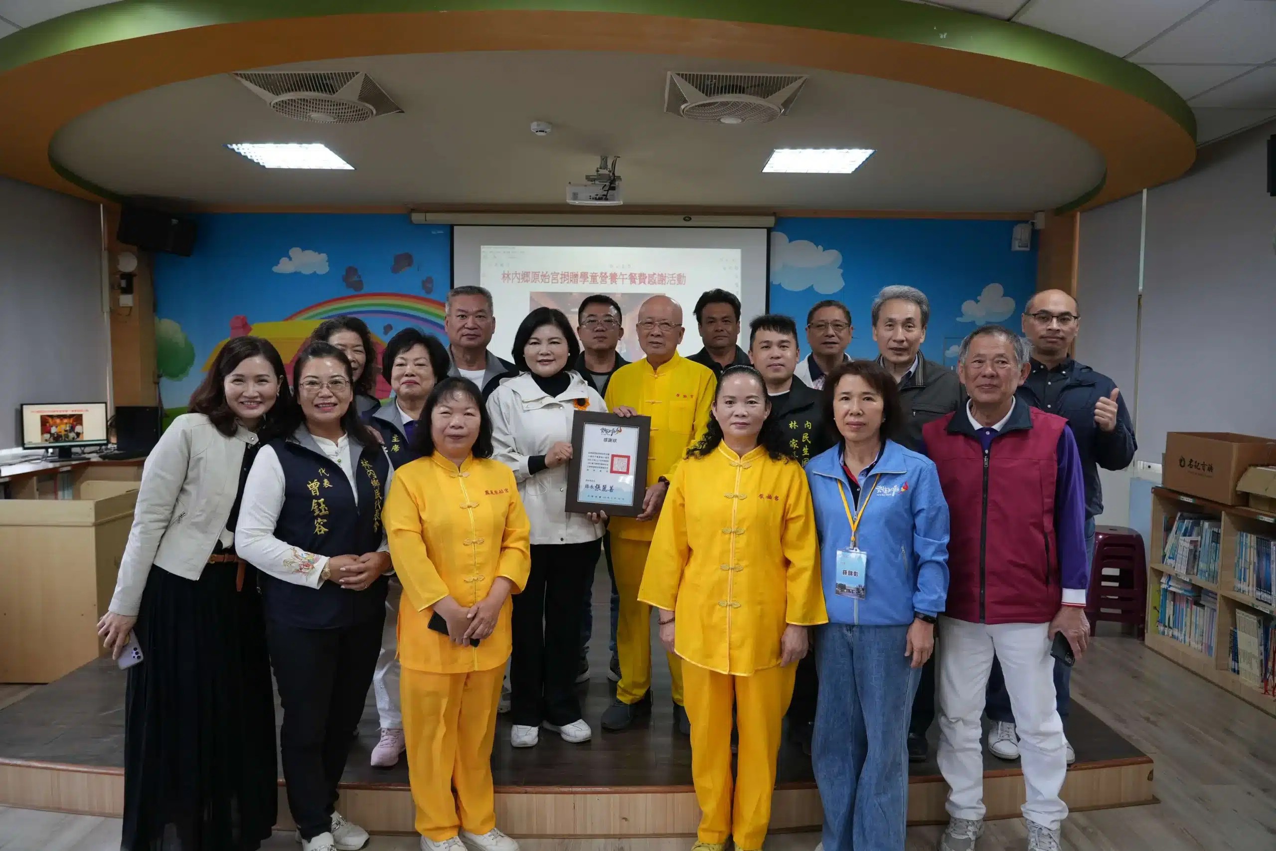 雲林縣長張麗善於民生國小致贈感謝狀予原始宮主曾義成。