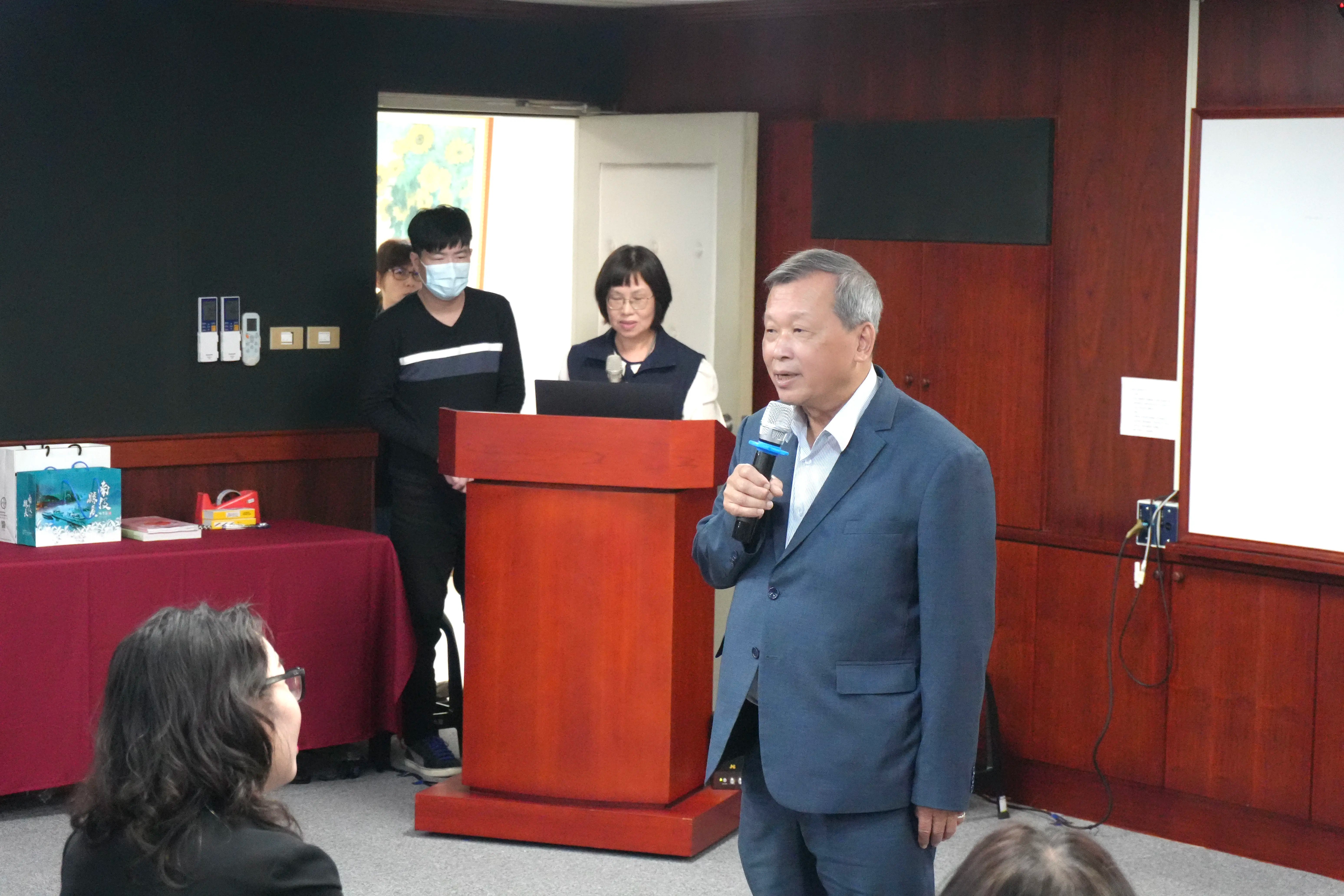 醫護人員利用平板電腦向民眾說明個人化智慧健康管理方案。