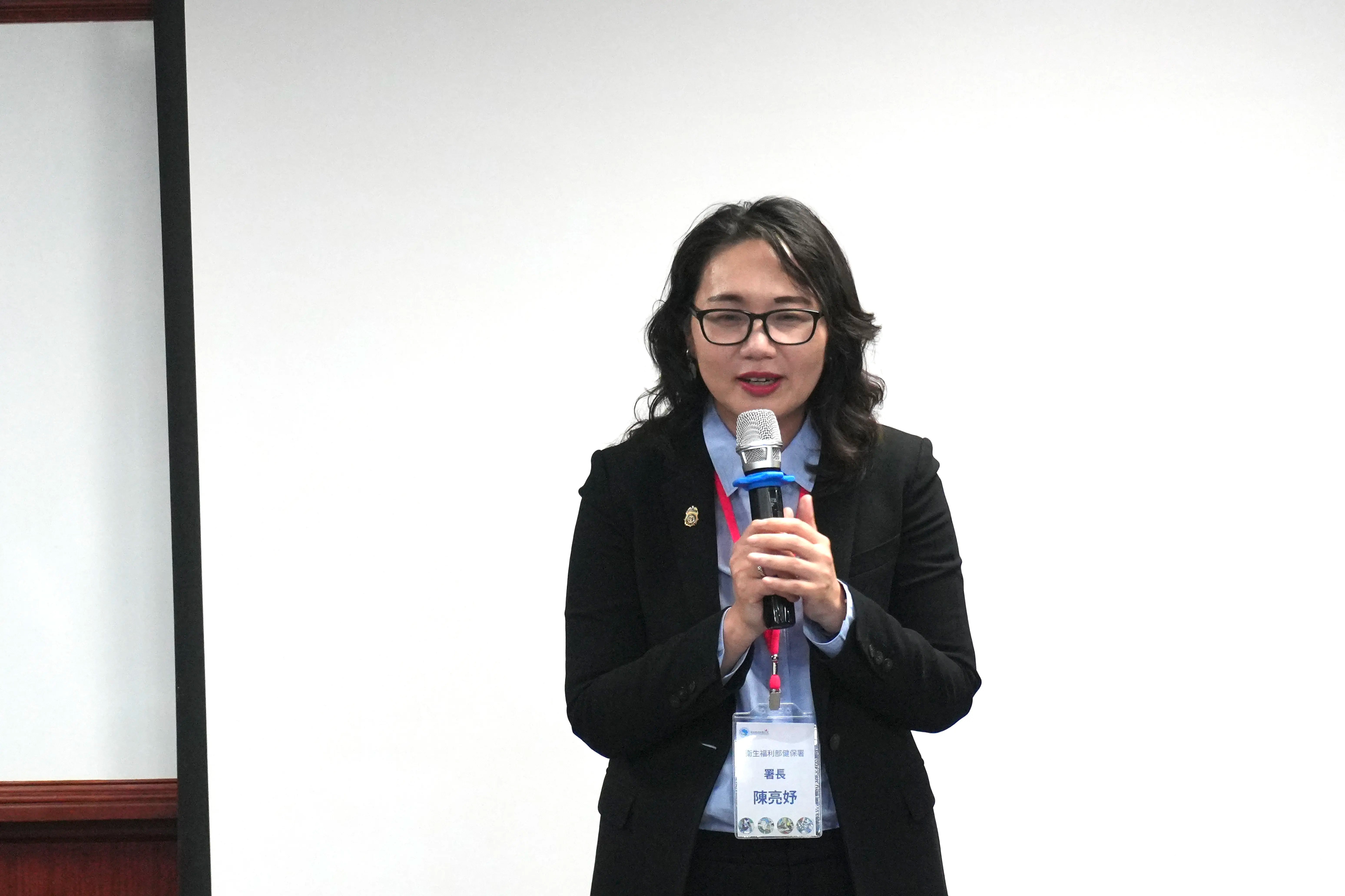 醫護人員操作平板,呈現 AI 數據分析與個人化健康管理計畫。