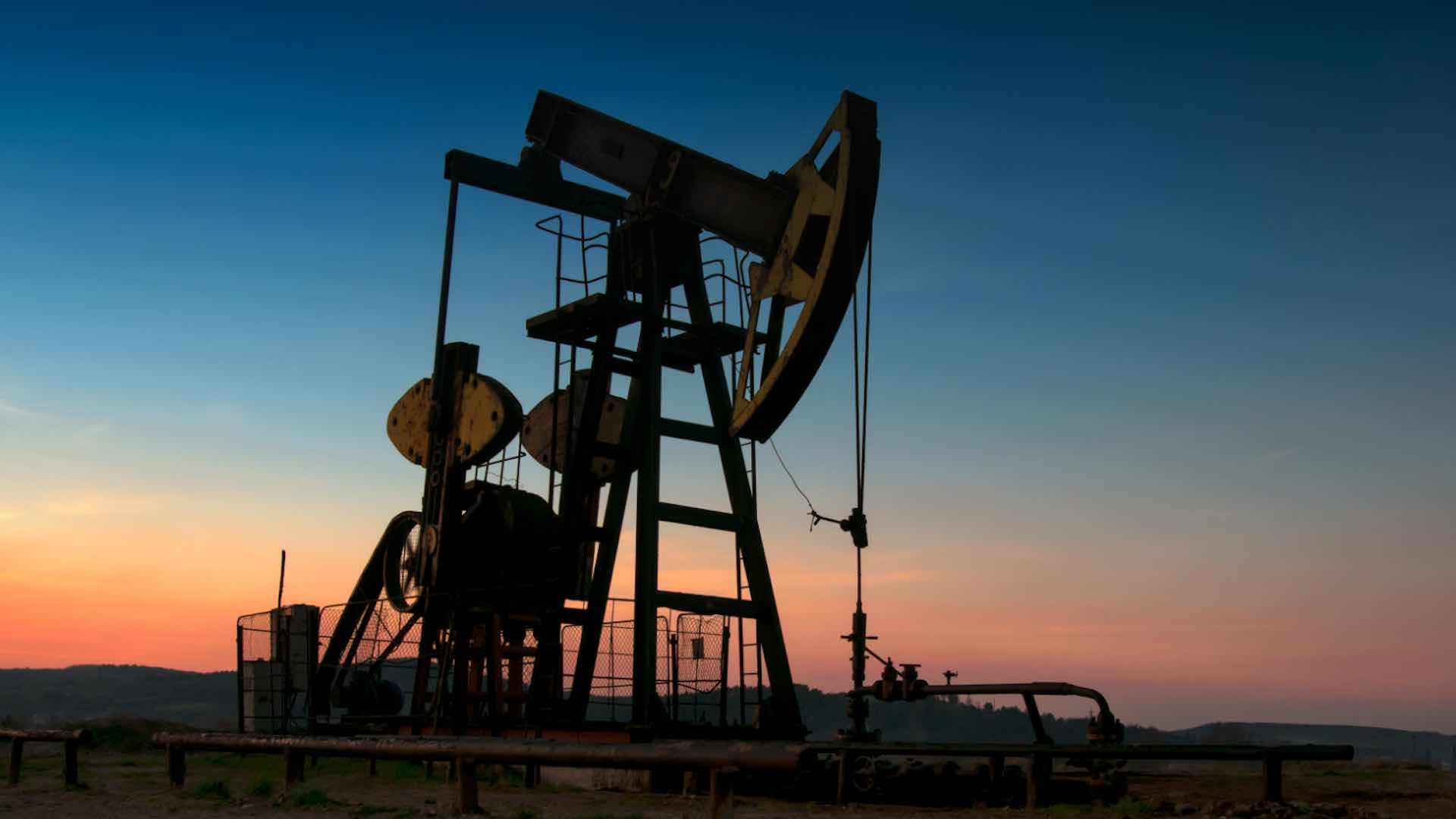 Oil prices rise as U.S. crude stocks drop, but gains stay limited
