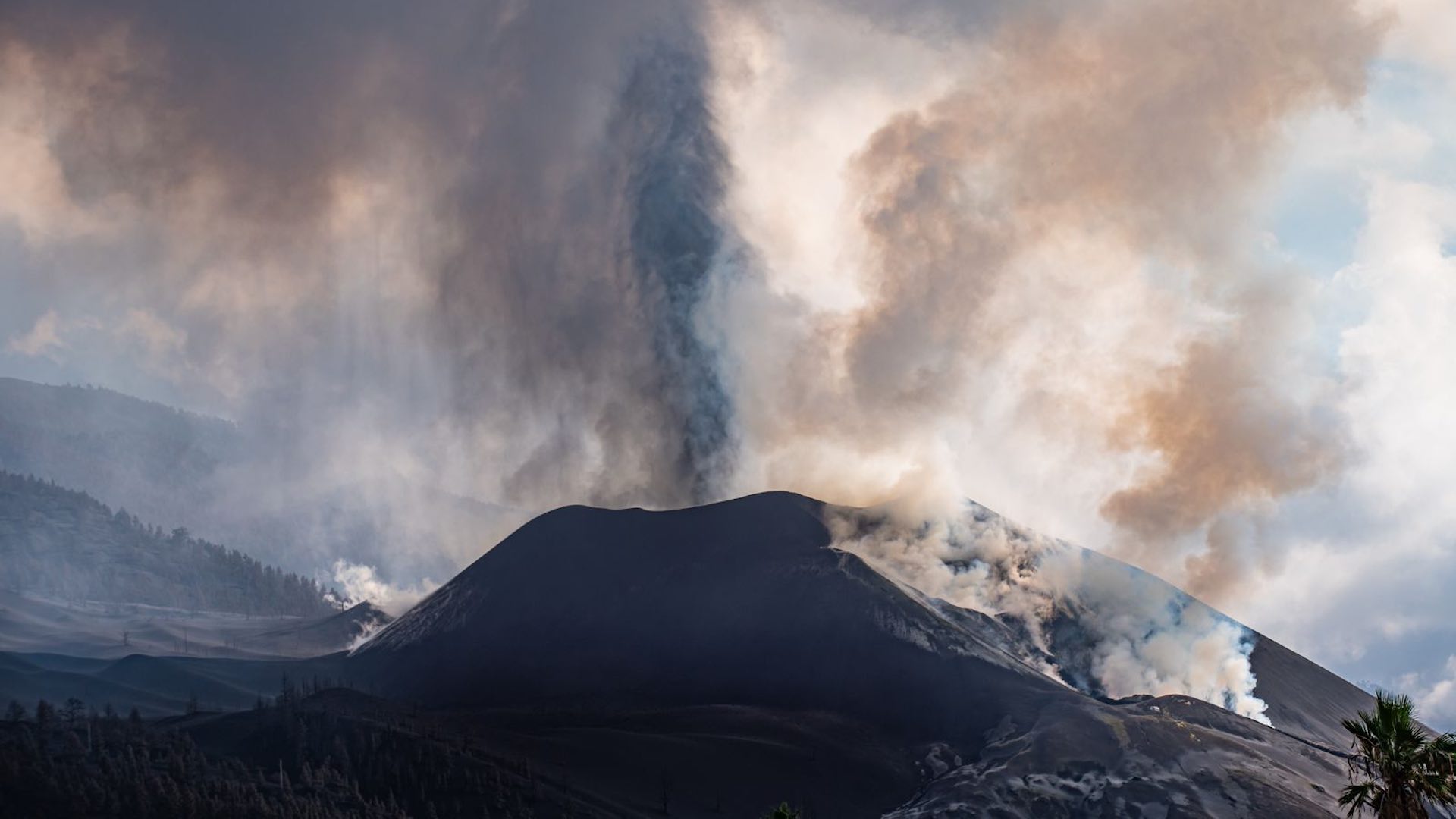 Guatemala raises red alert as Fuego volcano erupts