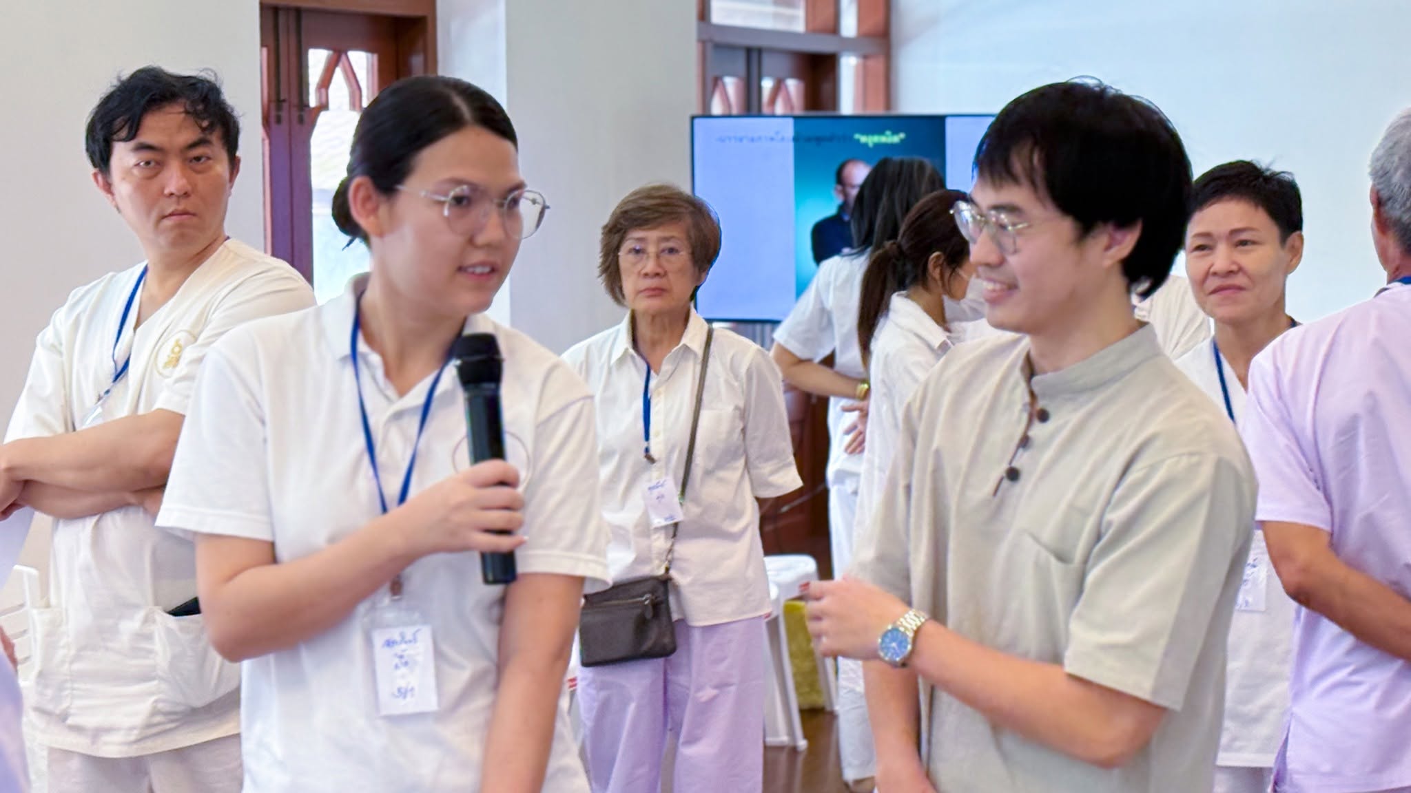 นพ. ประภัทร เลิศฤาชาชัย ยืนรับฟังผู้เข้าร่วมเวิร์กช็อป