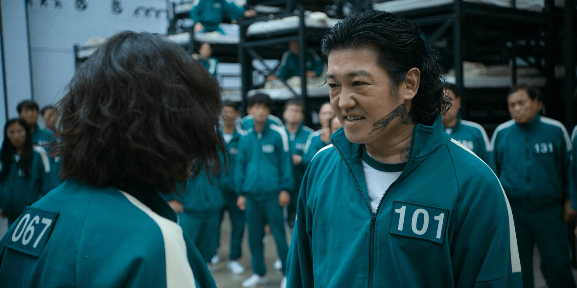 Jang Deok-su (Heo Sung-tae, right) intimidating Kang Sae-byeok (Jung Ho-yeon)