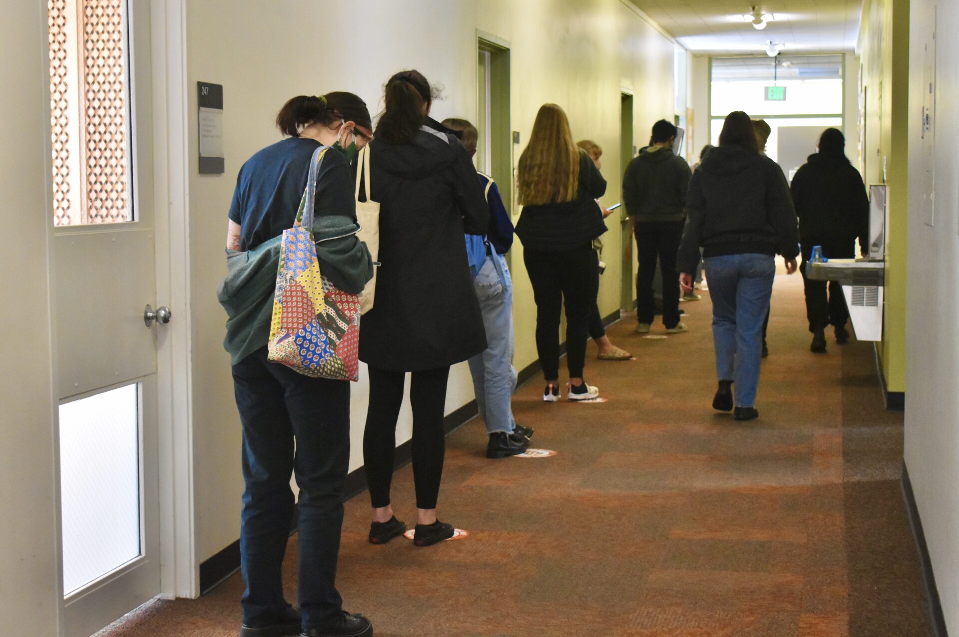 Students outside mailroom (Venus Edlin)