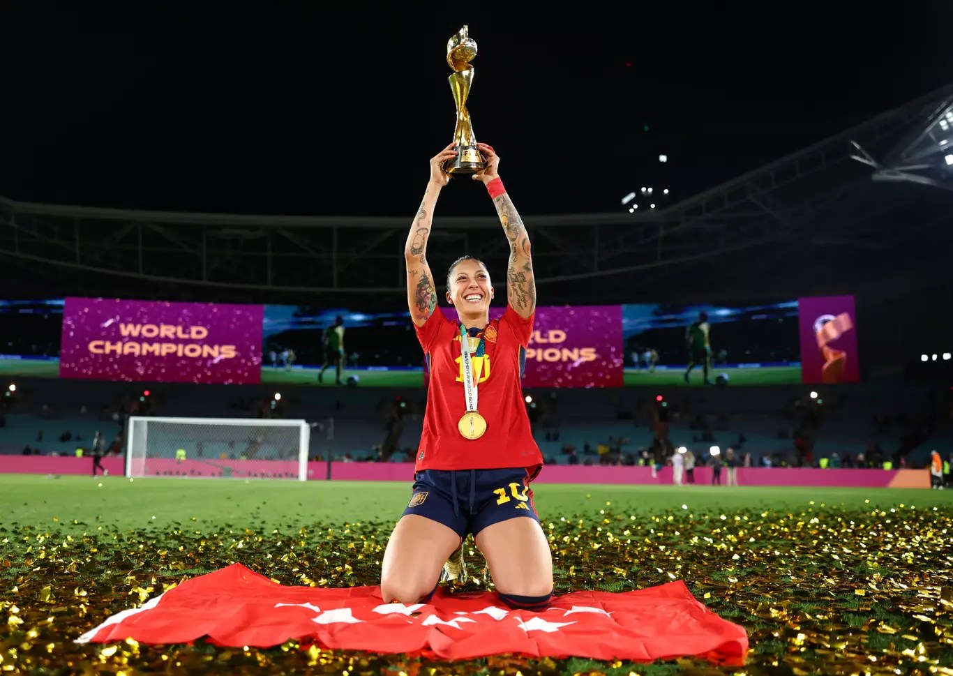 Hermoso lifting world cup trophy
