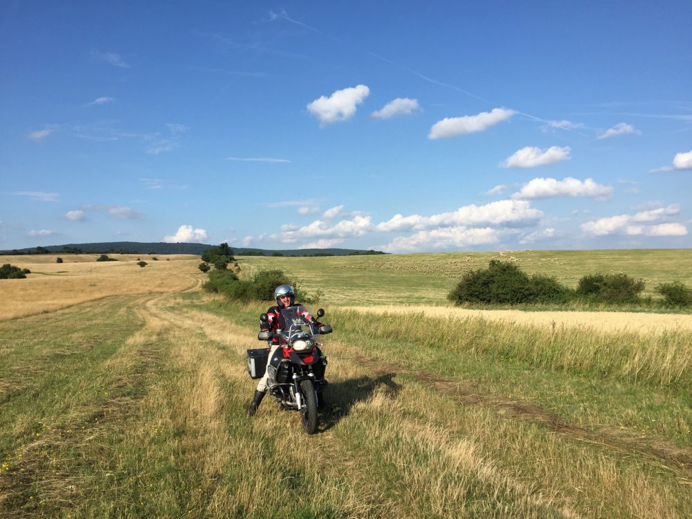 Im Bakony-Gebirge (man beachte die Schafherde im Hintergrund)