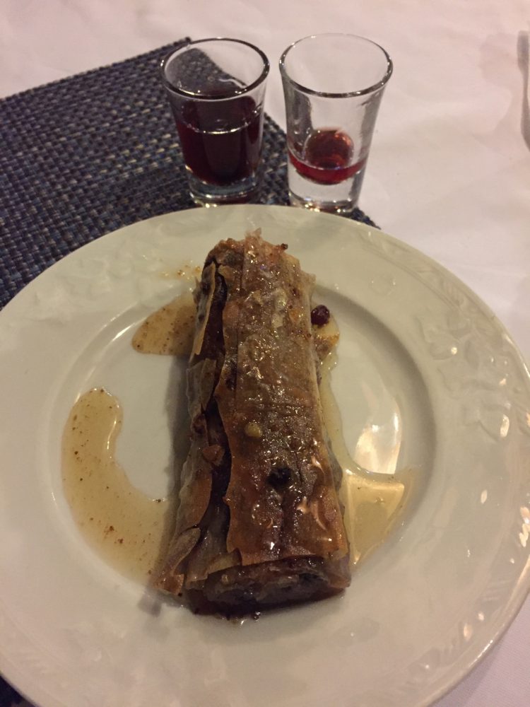 Baklava und Pflaumenlikör