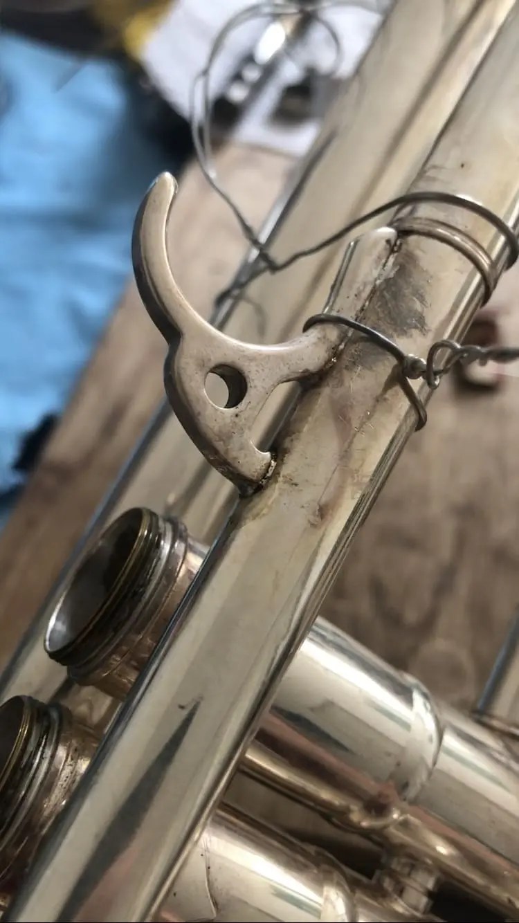 Soudure d'un support auriculaire main droite tombé réalisé par l'atelier Moulins à Vents