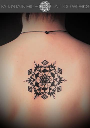 家紋とアルファベットを取り入れた魔法陣のタトゥー | 札幌で繊細で
