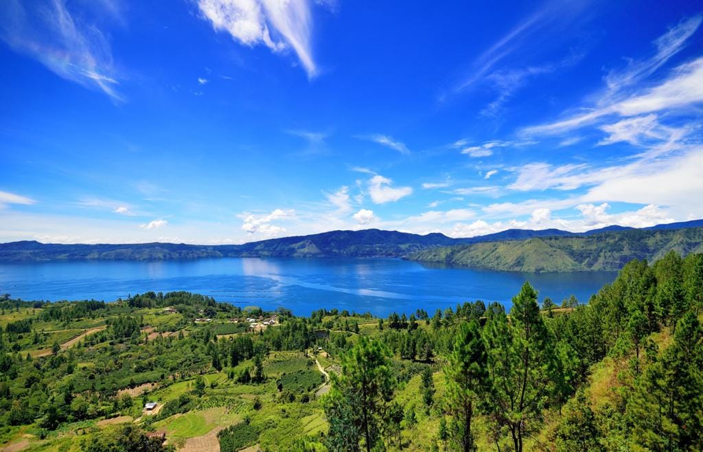 Pariwisata dan ekonomi kreatif/kepala badan pariwisata dan ekonomi kreatif . Menparekraf Sambut Baik Penetapan Danau Toba Sebagai
