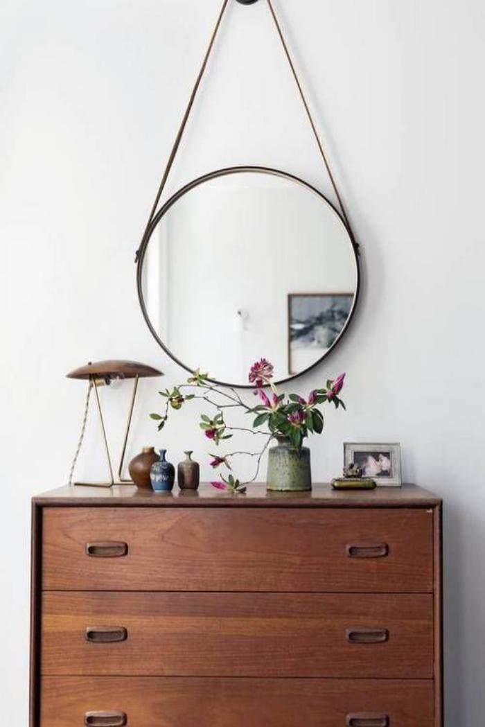 miroir-design-rond-au-dessus-de-commode-bois-fonce ...