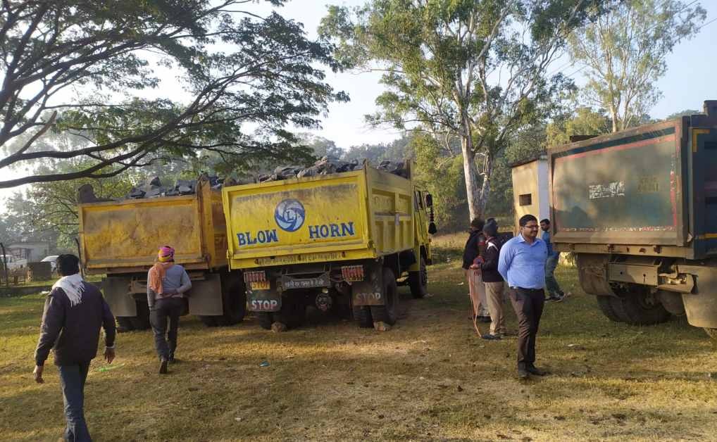 शानदार पुष्पराजगढ़ SDM साहब ! पत्थरों की दूसरे राज्य में तस्करी करते 3 डंफर जब्त, लीज कहीं का और खदान कहीं और, रोजाना धरती का सीना चीर रहे क्रेशर, इन पर कब पड़ेगी आपकी नजर ?