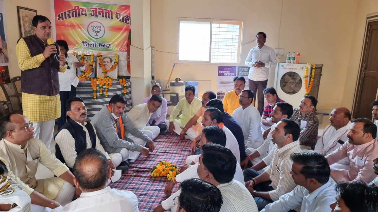 सादगी से जमीन पर बैठे दिखे मंत्री: PM मोदी के दौरे के पहले तैयारियों में जुटे तुलसी सिलावट, इन संगठनों की ली बैठक, चर्चा का विषय बनी सादगी