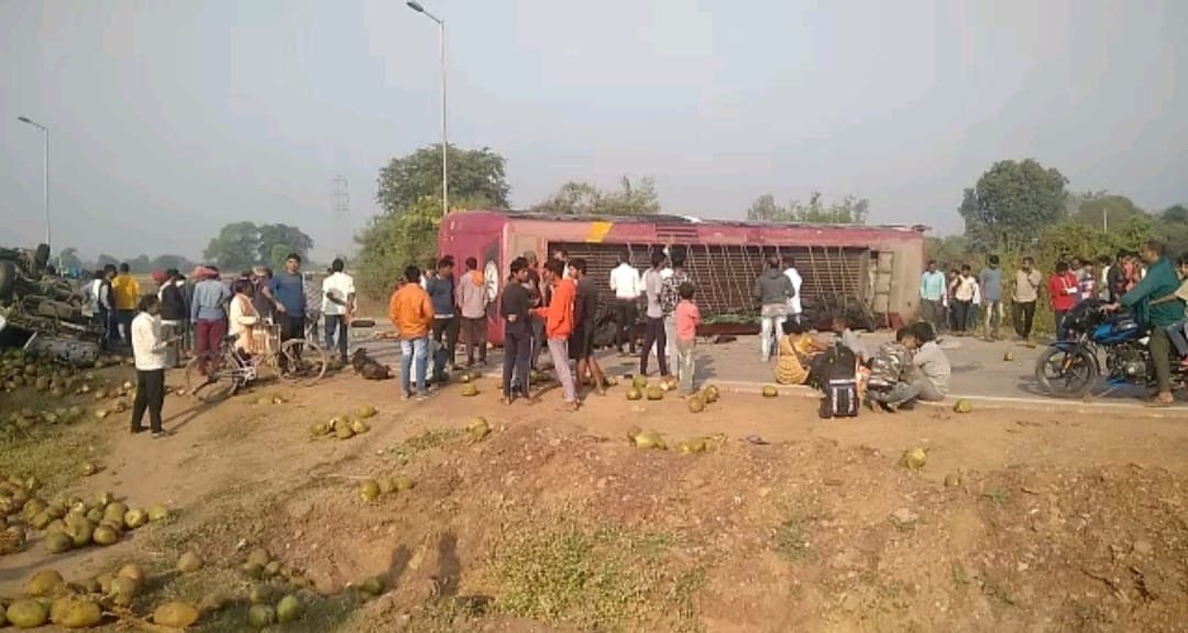 MP BIG BREAKING: 100 मजदूरों से भरी बस बेकाबू होकर पलटी, कई दर्जन मजदूर गंभीर रूप से घायल, इलाके में अफरातफरी