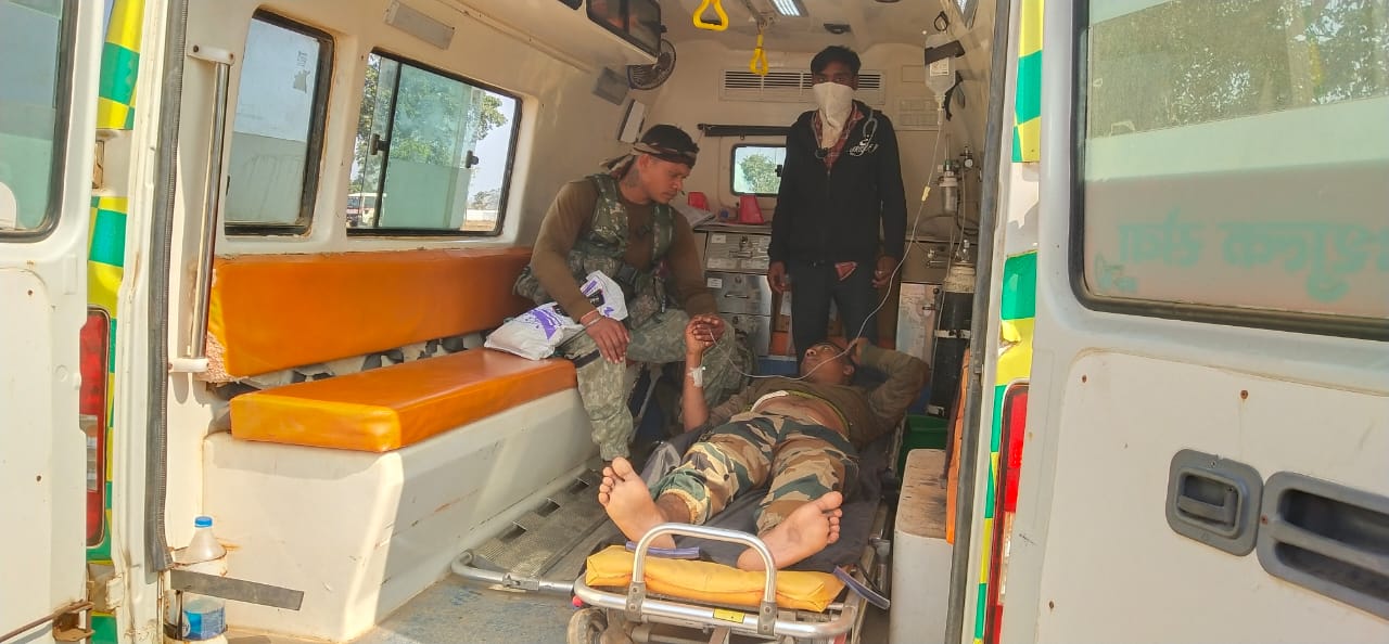 लाल आतंक की कायराना करतूत: पुलिस-नक्सली मुठभेड़ में एक जवान घायल, पेट के आर-पार हो गई कायरों की गोली