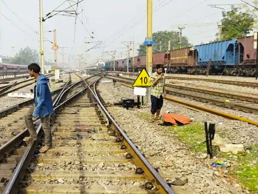 ट्रेन से गिरकर टुकड़े-टुकड़े हुए: एग्जाम देने आ रहा था युवक, थूकने के लिए दरवाजे से झांका, फिर…