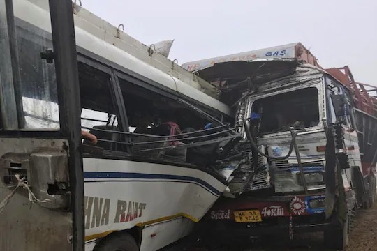ACCIDENT BIG BREAKING: बस और ट्रक की भीषण टक्कर, हादसे में 10 लोगों की मौत, मची चीख पुकार