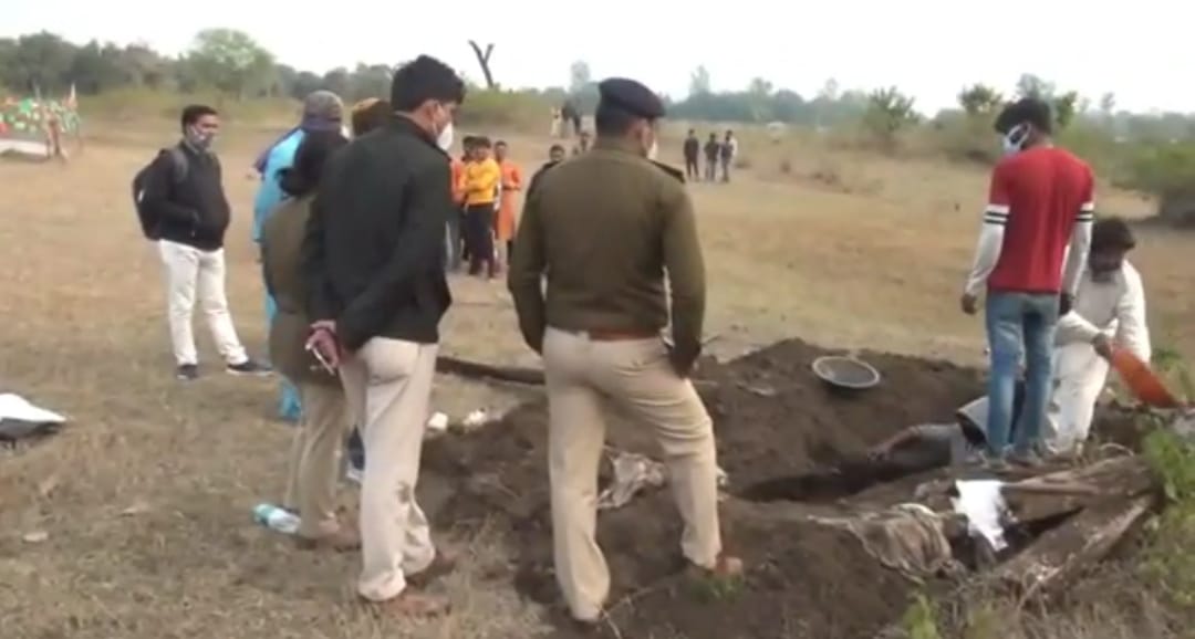 शहडोल में कब्र से निकली लाश: पिता के गुहार पर पुलिस ने खोदा कब्र, जानिए अब कौन से दफन राज खोलेगी पुलिस ?