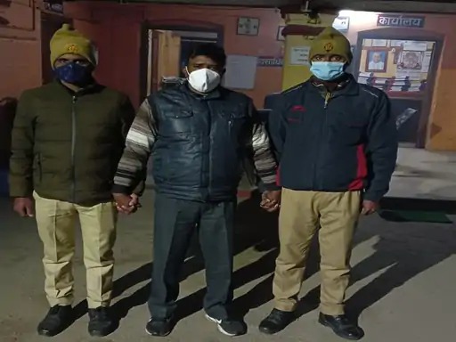 CRIME BREAKING: नाबालिग से रेप के आऱोपी को पिता ने दाग दी धड़ाधड़ गोलियां, दिनदहाड़े फायरिंग से अदालत में मचा हड़कंप