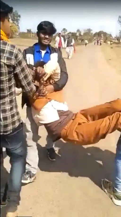 MP में बारातियों की रातभर पिटाई: दूल्हे के दोस्तों ने दुल्हन और उसकी सहेलियों को छेड़ा, फिर घरातियों ने जमकर किया स्वागत सत्कार MP में बारातियों की रातभर पिटाई: दूल्हे के दोस्तों ने दुल्हन और उसकी सहेलियों को छेड़ा, फिर घरातियों ने जमकर किया स्वागत सत्कार