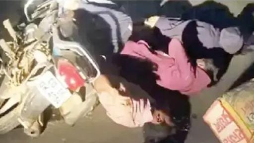 सड़क हादसे में मां-बेटे सहित 4 की मौत: खड़े ट्रक में जा घुसी बाइक, शादी समारोह में जा रहे थे सभी
