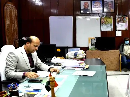 कलेक्टर साहब ! मेरी शादी करवाओ: जनदर्शन में फरियाद लेकर पहुंचा युवक, DPO बोले- शादी तो करा दें, लेकिन कहता है कि लड़की भी ढूंढ कर लाओ कलेक्टर साहब ! मेरी शादी करवाओ: जनदर्शन में फरियाद लेकर पहुंचा युवक, DPO बोले- शादी तो करा दें, लेकिन कहता है कि लड़की भी ढूंढ कर लाओ
