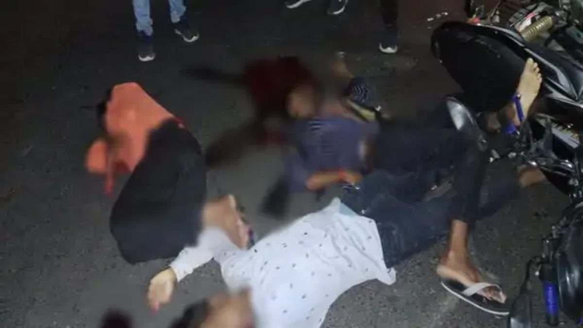 सड़क पर बिछी दोस्तों की लाश: शराब के नशे में धुत थे तीनों दोस्त, खड़े ट्रक में जा घुसी बाइक, मौत से पसरा मातम