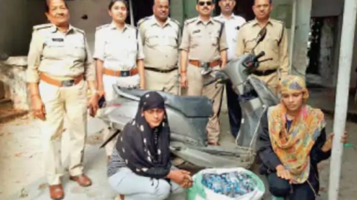 कॉलेज की 2 छात्रा निकली शराब तस्कर: MP में दारू के साथ लड़कियां अरेस्ट, जानिए कैसे पकड़ाई कॉलेज की गोइंग गर्ल ?