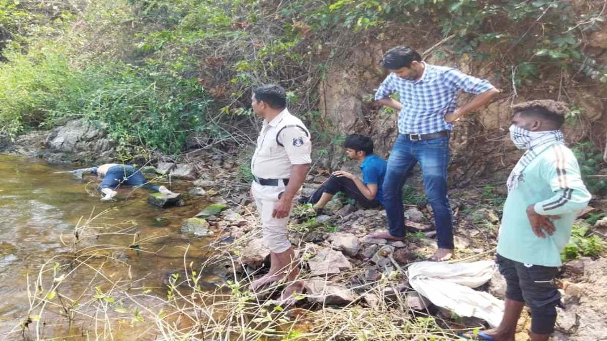 महिला टीचर की लाश मिलने से सनसनी: कॉपी जांचने निकली थी शिक्षिका, PM रिपोर्ट से खुलेगा मौत का राज