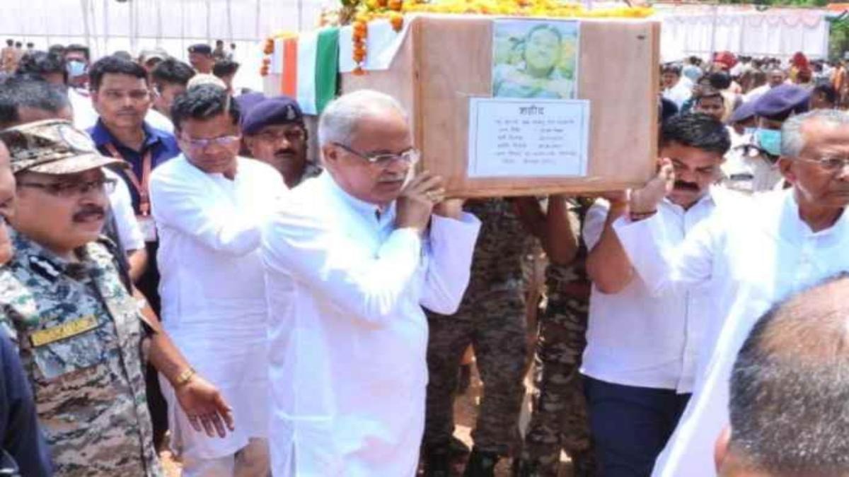 10 soldiers martyred in Naxalite attack: CM भूपेश बघेल ने शहीद जवानों की अर्थी को दिया कंधा, कहा- बेकार नहीं जाएगी शहादत