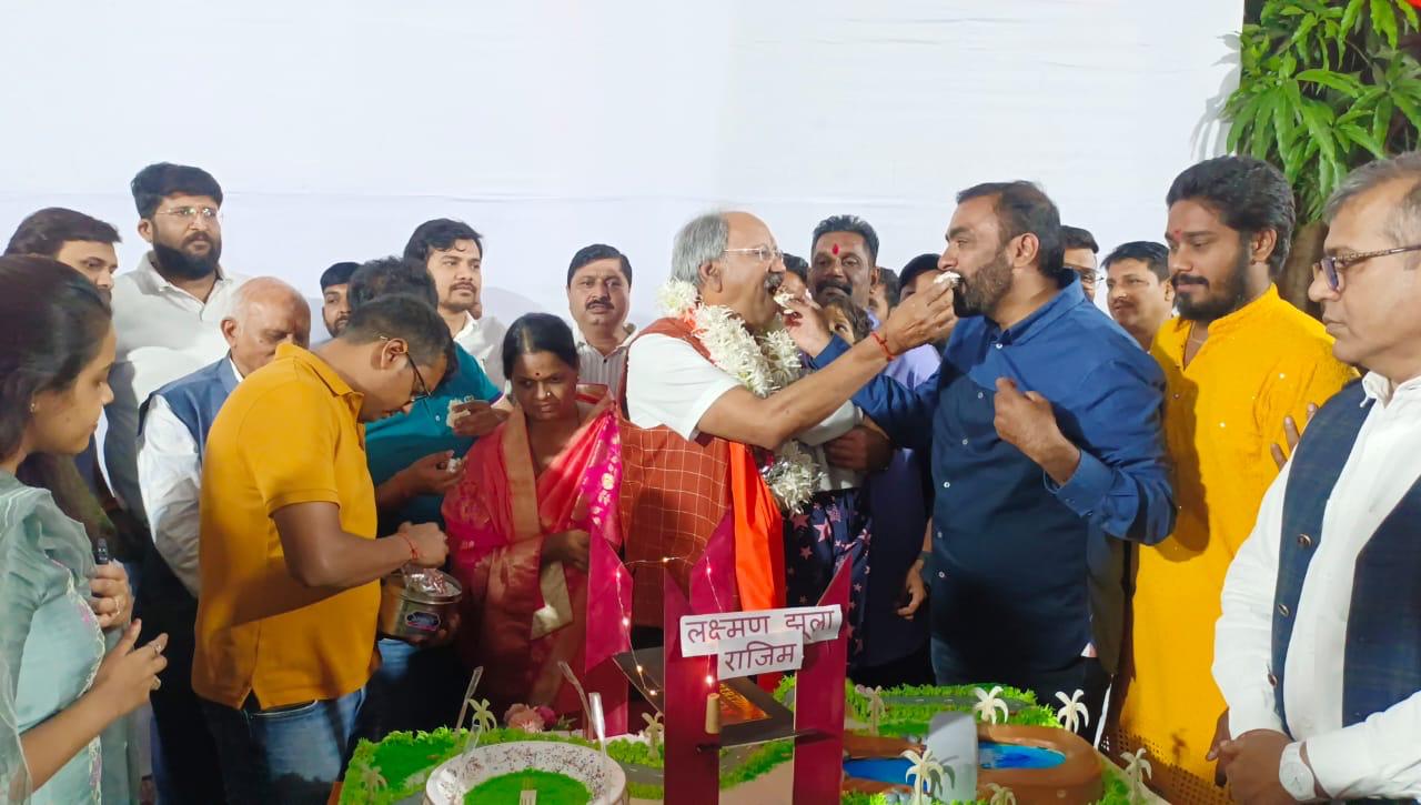 केक में लक्ष्मण झूला का तोहफा ! बृजमोहन अग्रवाल के जन्मदिन पर गफ्फार मेमन ने कटवाया अनोखा केक, स्टेडियम, लक्ष्मण झूला, केनाल रोड और स्टाप डैम रेखांकित