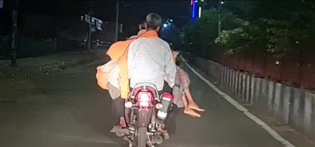 शहडोल की बेहद शर्मनाक तस्वीर! बेबस पिता रात के अंधेरे में बाइक पर ले गया बेटी का शव, अस्पताल ने नहीं दिया शव वाहन, सिस्टम की अनदेखी पर कलेक्टर ने लिया संज्ञान