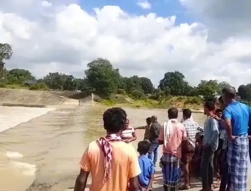 तेज बहाव में मां और 2 बच्चियां बही: एक मासूम को सुरक्षित निकाला, बाकी दो का रेस्क्यू जारी