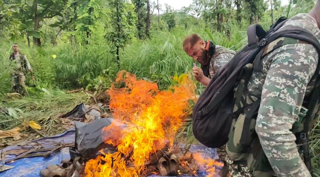 गरियाबंद में नक्सलियों का सीक्रेट बंकर: जमीन के अंदर गाड़कर रखे थे सामान, जानिए CRPF के जवानों को क्या-क्या मिला ? गरियाबंद में नक्सलियों का सीक्रेट बंकर: जमीन के अंदर गाड़कर रखे थे सामान, जानिए CRPF के जवानों को क्या-क्या मिला ?