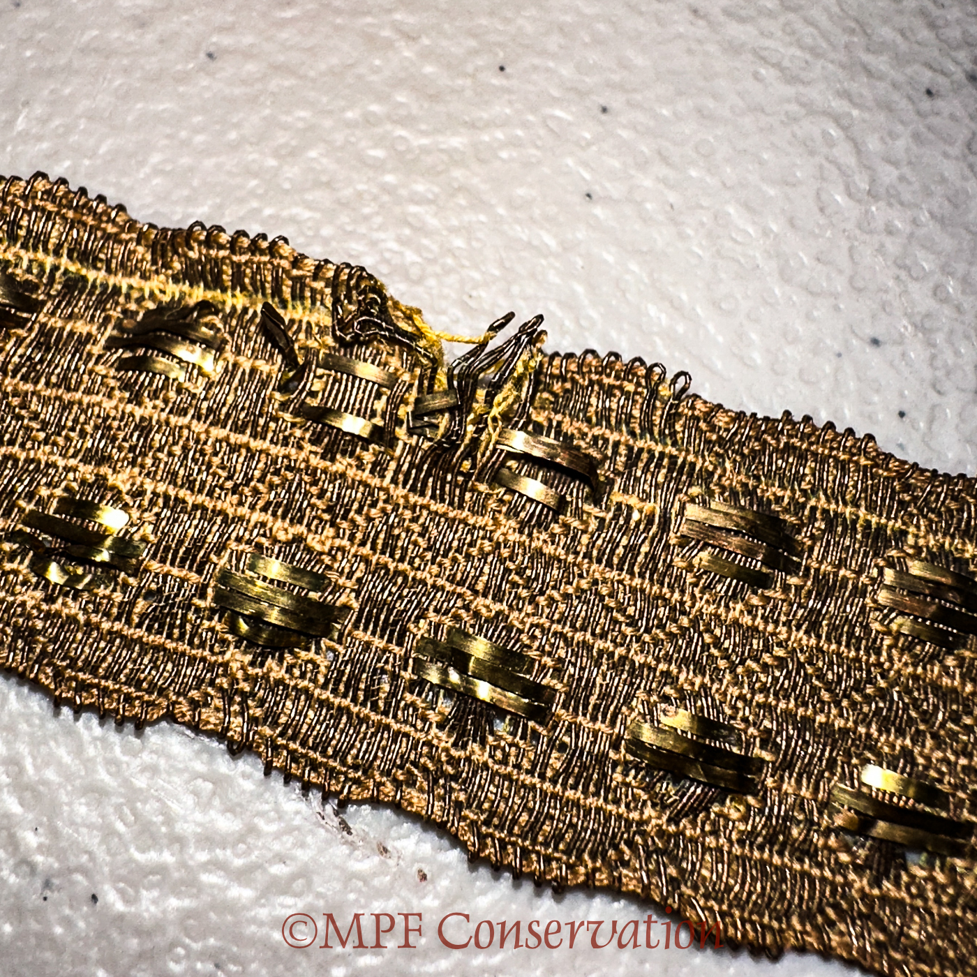 Note bent metallic thread...
