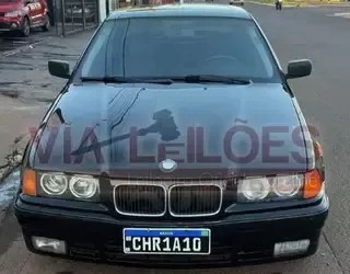 BMW 1993 com placa preta, veículo de colecionador, em leilão eletrônico do TJMS com lance a partir de R$ 30 mil