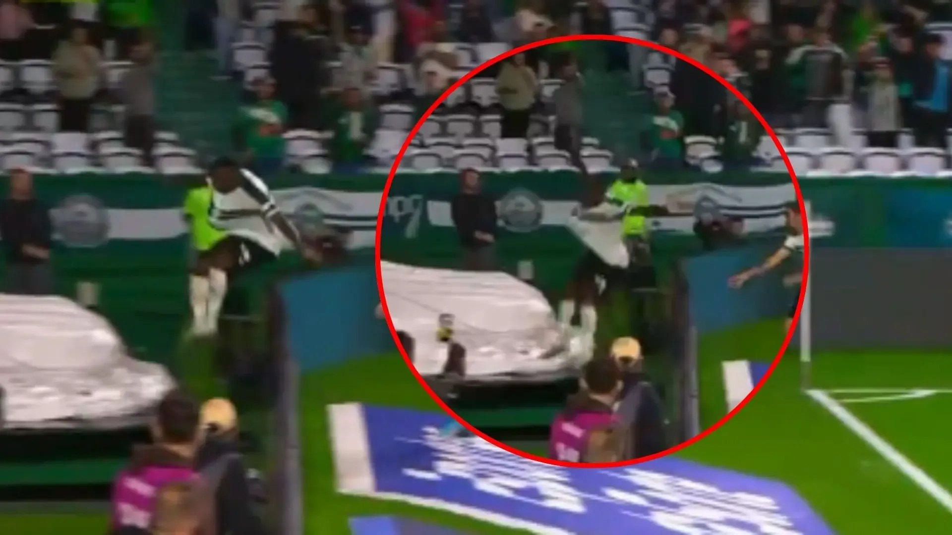 Jacy, do Coritiba, cai em túnel de acesso ao tentar comemorar gol anulado contra a Chapecoense