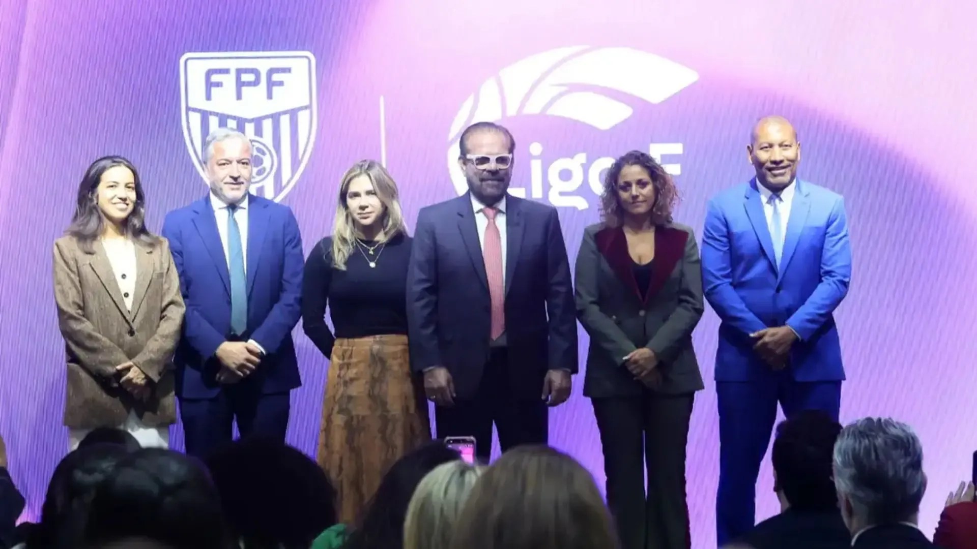 Federação Paulista de Futebol e Liga F firmam parceria inédita para impulsionar o futebol feminino com troca de conhecimento e projetos sociais.