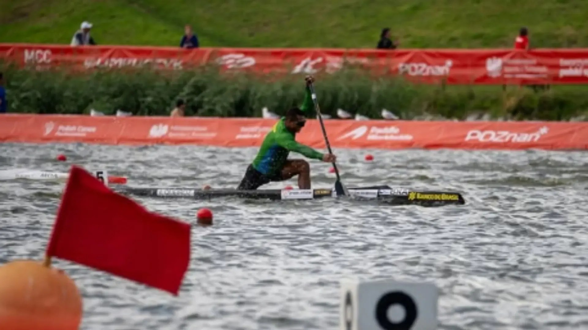 Isaquias Queiroz comemora o ouro no C1 500m do Mundial de Canoagem em Poznan, na Polônia